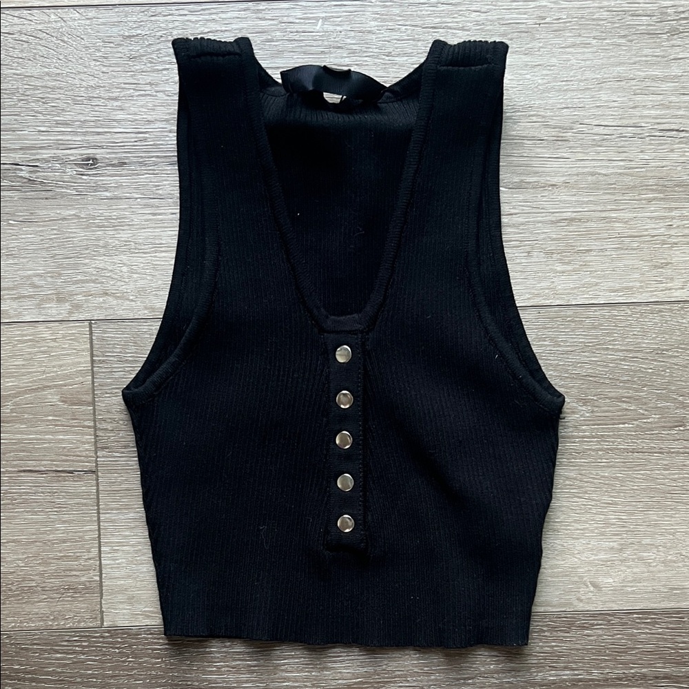 Hera Collection Black Ribbed Snap-Front Tank